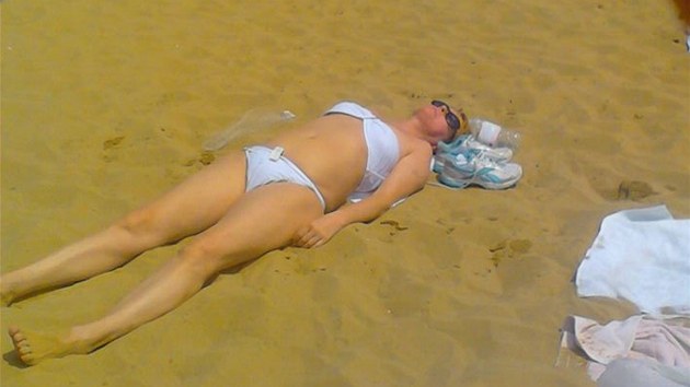 "Ivetka včera na pláži, byla šťastná ve vodě," napsal Zdeněk Macura, který zveřejnil fotku Ivety Bartošové. (8. července 2013) 