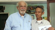 Americký léka Sam Axelrad a jeho dávný pacient Nguyen Quang Hung (30. ervna