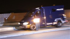 Policejní vozidlo s radikálním duchovním Abú Katadou míří na letiště (7.