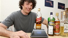 P�ístroj díky �árovému kódu ví, s jakou lahví pracuje.