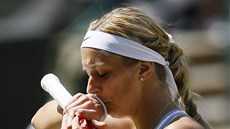 NA KRAJÍKU. Nmecké tenistce Sabine Lisické se chtlo ve finále Wimbledonu...