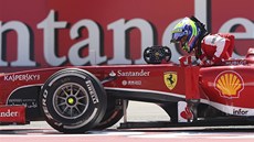 JDU VEN! Pilot formule 1 Felippe Massa opoutí své ferrari bhem Velké ceny