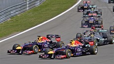 RED BULL V ELE. Piloti formule 1 Sebastian Vettel a Mark Webber ze stáje Red