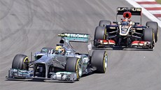 Britský pilot Lewis Hamilton s mercedesem jede ped Kimim Räikkönenem z Lotusu.
