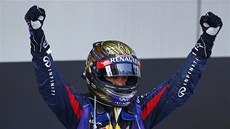 VÍTĚZ. Německý pilot Sebastian Vettel ze stáje Red Bull se raduje z vítězství v