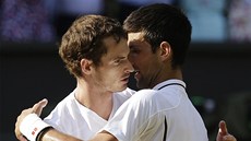 GRATULUJU, KÁMO! Srbský tenista Novak Djokovič (vpravo) plácá wimbledonského...