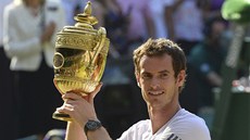 HISTORICKÝ OBRÁZEK. Andy Murray svírá trofej pro wimledonského ampiona.