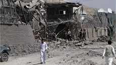 Zamstnanci afghánské bezpenostní jednotky vyetují výbuch automobilu, který
