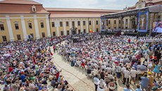 Slavnostní m�e a oslavy 1150 let od p�íchodu Cyrila a Metod�je na Velehrad�. 