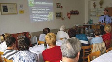 Policisté varují seniory ped podvodníky i na mnoha besedách, které poádají v