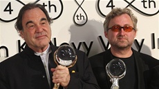 Oliver Stone a Jan Hřebejk s Křišťálovými glóby ze 48. ročníku filmového