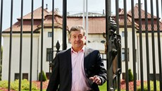 Jiří Cienciala odchází z Kramářovy vily, kde jednal s premiérem Jiřím Rusnokem