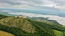 Pálava, kraj vínu zaslíbený. Silueta zíceniny Díví hrady nad nádremi Nové...