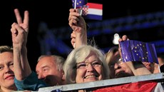 Lidé v Záhebu slaví vstup Chorvatska do Evropské unie. (30. ervna 2013)