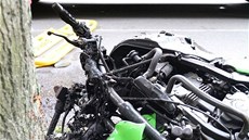 Motocykl Kawasaki zaal po nárazu do stromu hoet. (6. ervence 2013)