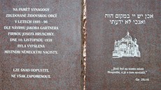 Židovský památník stojí v místě někdejší opavské synagogy. Zasadili se o něj Břetislav Tůma (vlevo) a Jaroslav Burda.
