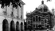 idovský památník stojí v míst nkdejí opavské synagogy. Zasadili se o nj Betislav Tma (vlevo) a Jaroslav Burda.