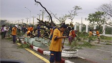Cyklon Nargis, lidé odklízejí polámané stromy v Rangúnu (květen 2008)