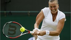 S VEKEROU SÍLOU. eská tenistka Petra Kvitová v osmifinále Wimbledonu proti
