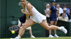 SE ZAATOU PSTÍ. Sabine Lisická kontroluje dopad míku v osmifinále Wimbledonu