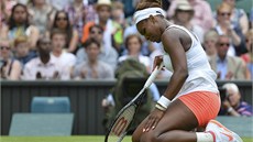NA KOLENOU. Serena WIlliamsová se s Wimbledonem rozloučila v osmifinále.