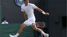 ORIGINÁLNÍ ÚDER. Bernard Tomic vytasil na Tomáe Berdycha také úder zahraný