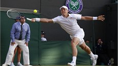 JET KOUSEK. Tomá Berdych v zápase 4. kola Wimbledonu proti Bernardu Tomicovi.