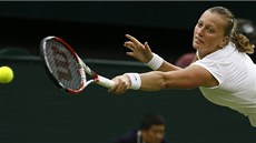 JE�T� KOUSEK. Petra Kvitová se natahuje za mí�kem ve �tvrtfinále Wimbledonu