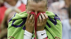 NEJDE TO. Petra Kvitová v průběhu čtvrtfinále Wimbledonu proti Kirsten...