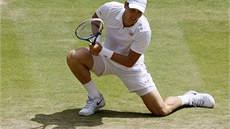 KONEC. Tomáš Berdych nestačil ve čtvrtfinále Wimbledonu na Novaka Djokoviče.