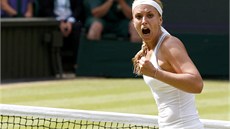 JO! Sabine Lisická v pr�b�hu semifinále Wimbledonu proti Polce Agnieszce