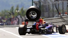 Letící pneumatika z vozu Red Bull Marka Webbera při Velké ceně Německa.