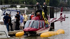 Vrtulník v New Yorku nouzov pistál na pontonech, kdy mu po dvanácti minutách...