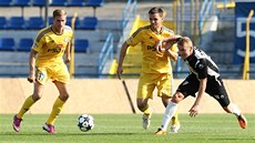 Jihlav�tí fotbalisté (vlevo Petr Tlustý, uprost�ed Ond�ej �ourek) p�ivítali v