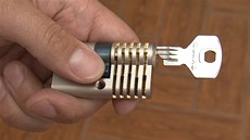 Otev�ení star�í vlo�ky zámku bez destrukce