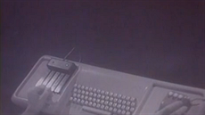 Kromě myši (vpravo) představil Engelbart také klaviaturu (nalevo od...