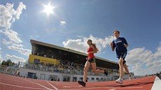 Nový atletický stadion si mohli v den otevení vyzkouet zkuení sportovci, ale i dti.