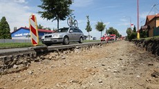 Silni�á�i opravují v�dy jednu polovinu vozovky v délce 250 metr�.