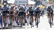 Cyklisté stáje Omega Pharma-Quick Step projídjí cílem asovky drustev na