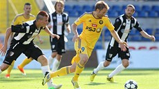 Jihlavský Marek Jungr prochází obranou Myjavy.