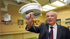 Josef Dvoák, chirurg a autor na vernisái výstavy obraz v prostorách bývalých
