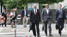 Marek Čmejla (uprostřed) jde k soudu ve švýcarské Bellinzoně v kauze Mostecké... | na serveru Lidovky.cz | aktuální zprávy