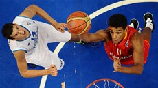 �pan�lský pivot Sebastian Saiz mí�í s mí�em do �eckého ko�e.