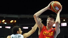 �chi �ou z �íny se pokou�í prosmýknout kolem amerického basketbalisty Nigela