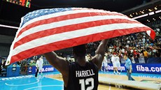 Montrezl Harrell pomohl dostat vlajku s hv�zdami a pruhy na nejvy��í stupínek.