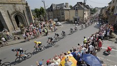 Cyklistický peloton bhem 10. etapy Tour de France.