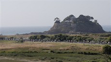 Peloton Tour de France jede podél pobeí Atlantického oceánu.