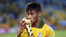 HÝKÁNÍ TROFEJE. Brazilský útoník Neymar si uívá zisk Poháru FIFA. 