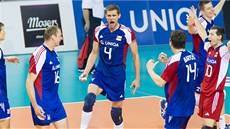 Čeští volejbalisté se radují ze získaného bodu v utkání s Černou Horou.