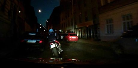 Mladk na motorce ujd policejn hldce ulicemi ikova a Karlna (15.7.2013)